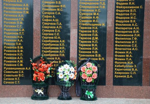Лаишевцы возложили цветы к мемориалу Вечного огня