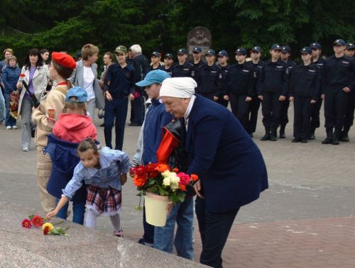 Лаишевцы возложили цветы к мемориалу Вечного огня