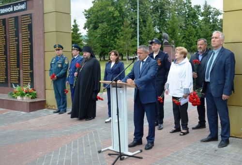 Лаишевцы возложили цветы к мемориалу Вечного огня