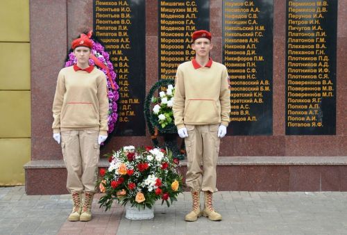 Лаишевцы возложили цветы к мемориалу Вечного огня