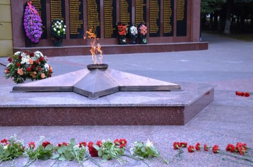 Лаишевцы возложили цветы к мемориалу Вечного огня