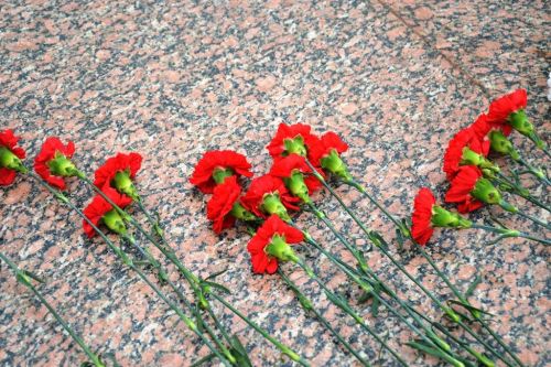 Лаишевцы возложили цветы к мемориалу Вечного огня