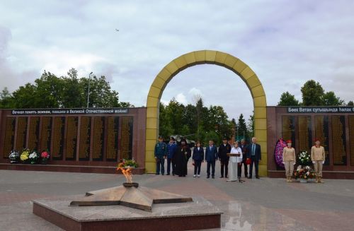 Лаишевцы возложили цветы к мемориалу Вечного огня