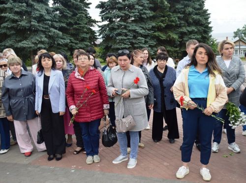Лаишевцы возложили цветы к мемориалу Вечного огня