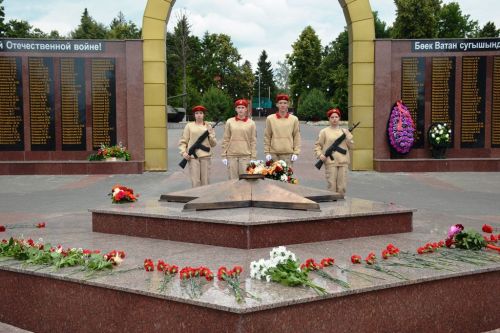 Лаишевцы возложили цветы к мемориалу Вечного огня