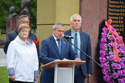 Лаишевцы возложили цветы к мемориалу Вечного огня