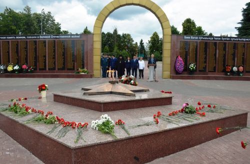 Лаишевцы возложили цветы к мемориалу Вечного огня