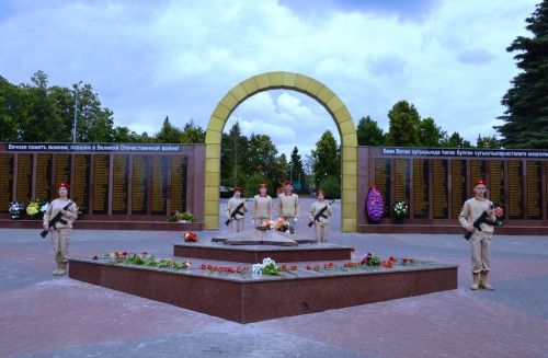 Лаишевцы возложили цветы к мемориалу Вечного огня
