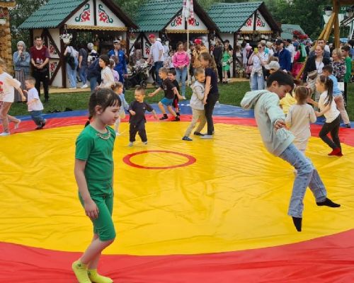 Подворье Лаишевского района на Сабантуе посетил Рустам Минниханов