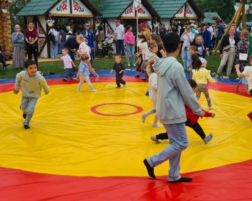Подворье Лаишевского района на Сабантуе посетил Рустам Минниханов