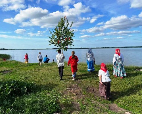 В Лаишевском районе в селе Рождествено на Троицу березку завивали