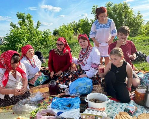 В Лаишевском районе в селе Рождествено на Троицу березку завивали