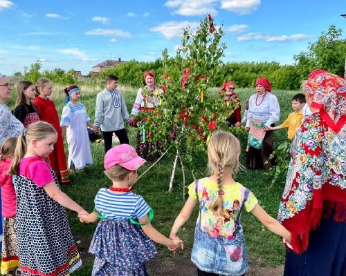 В Лаишевском районе в селе Рождествено на Троицу березку завивали