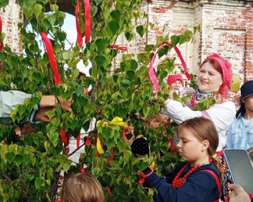 В Лаишевском районе в селе Рождествено на Троицу березку завивали