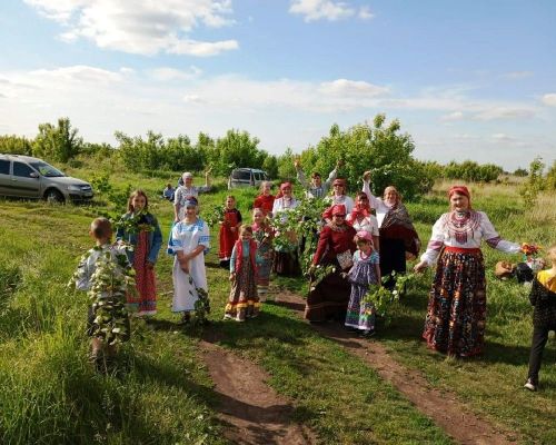 В Лаишевском районе в селе Рождествено на Троицу березку завивали