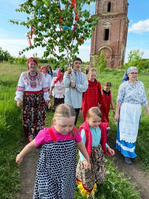 В Лаишевском районе в селе Рождествено на Троицу березку завивали