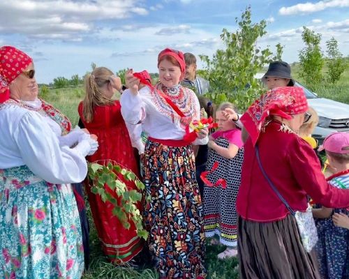 В Лаишевском районе в селе Рождествено на Троицу березку завивали