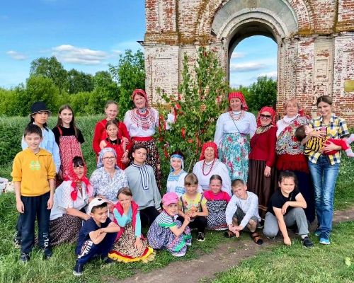 В Лаишевском районе в селе Рождествено на Троицу березку завивали