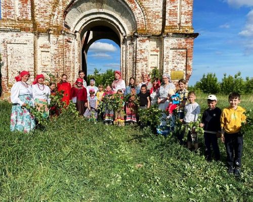 В Лаишевском районе в селе Рождествено на Троицу березку завивали