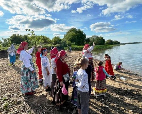 В Лаишевском районе в селе Рождествено на Троицу березку завивали