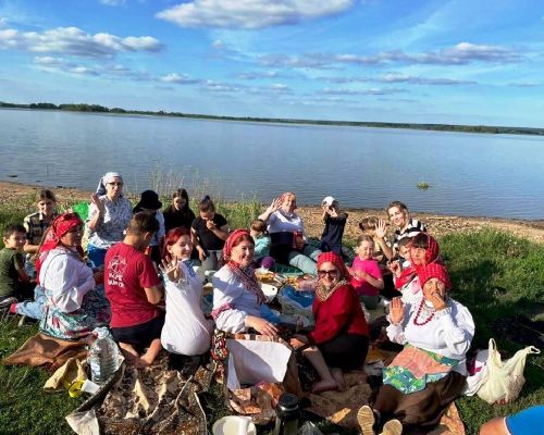 В Лаишевском районе в селе Рождествено на Троицу березку завивали