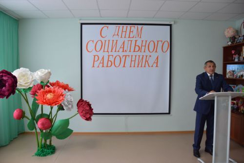 Глава Лаишевского района поздравил сотрудников «Комплексного центра социального обслуживания  населения «Золотая осень»