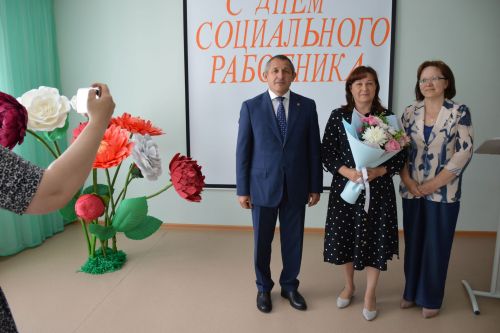 Глава Лаишевского района поздравил сотрудников «Комплексного центра социального обслуживания  населения «Золотая осень»