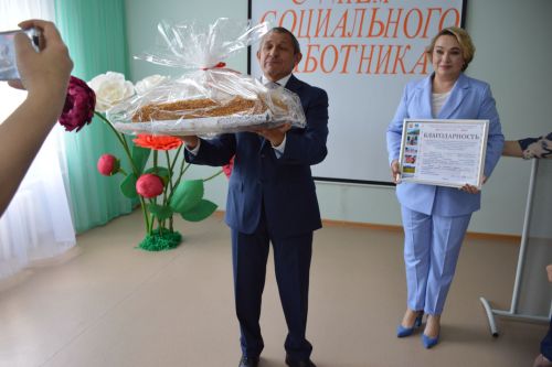 Глава Лаишевского района поздравил сотрудников «Комплексного центра социального обслуживания  населения «Золотая осень»