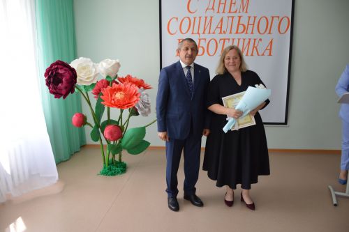Глава Лаишевского района поздравил сотрудников «Комплексного центра социального обслуживания  населения «Золотая осень»