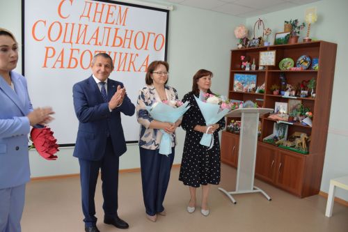 Глава Лаишевского района поздравил сотрудников «Комплексного центра социального обслуживания  населения «Золотая осень»