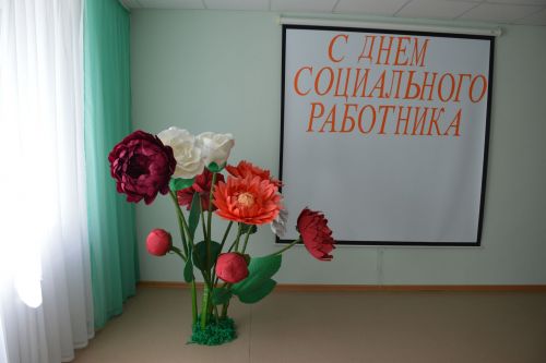 Глава Лаишевского района поздравил сотрудников «Комплексного центра социального обслуживания  населения «Золотая осень»