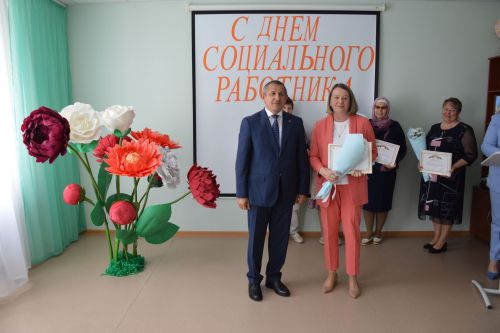 Глава Лаишевского района поздравил сотрудников «Комплексного центра социального обслуживания  населения «Золотая осень»