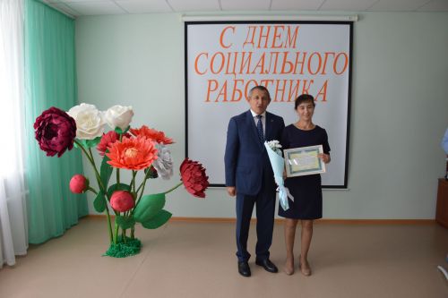 Глава Лаишевского района поздравил сотрудников «Комплексного центра социального обслуживания  населения «Золотая осень»