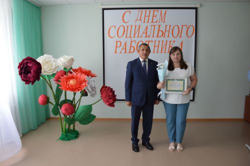 Глава Лаишевского района поздравил сотрудников «Комплексного центра социального обслуживания  населения «Золотая осень»