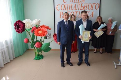Глава Лаишевского района поздравил сотрудников «Комплексного центра социального обслуживания  населения «Золотая осень»