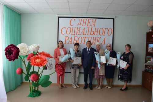 Глава Лаишевского района поздравил сотрудников «Комплексного центра социального обслуживания  населения «Золотая осень»