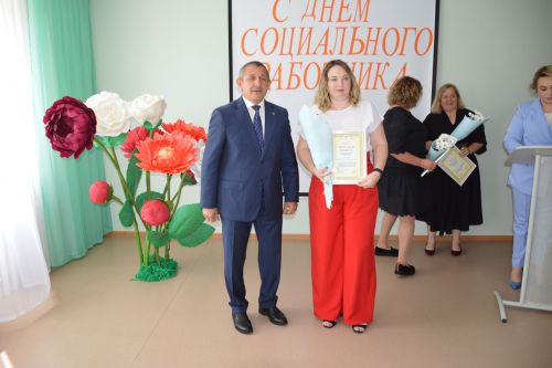 Глава Лаишевского района поздравил сотрудников «Комплексного центра социального обслуживания  населения «Золотая осень»