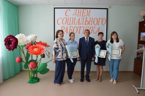 Глава Лаишевского района поздравил сотрудников «Комплексного центра социального обслуживания  населения «Золотая осень»