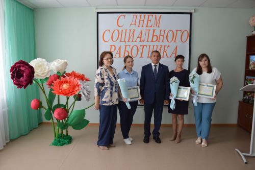Глава Лаишевского района поздравил сотрудников «Комплексного центра социального обслуживания  населения «Золотая осень»