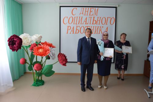 Глава Лаишевского района поздравил сотрудников «Комплексного центра социального обслуживания  населения «Золотая осень»