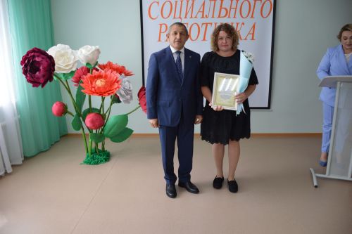 Глава Лаишевского района поздравил сотрудников «Комплексного центра социального обслуживания  населения «Золотая осень»