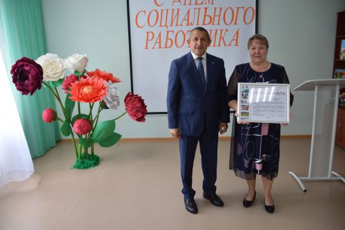 Глава Лаишевского района поздравил сотрудников «Комплексного центра социального обслуживания  населения «Золотая осень»