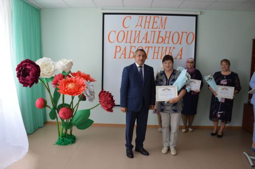 Глава Лаишевского района поздравил сотрудников «Комплексного центра социального обслуживания  населения «Золотая осень»