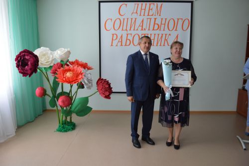 Глава Лаишевского района поздравил сотрудников «Комплексного центра социального обслуживания  населения «Золотая осень»