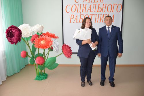 Глава Лаишевского района поздравил сотрудников «Комплексного центра социального обслуживания  населения «Золотая осень»