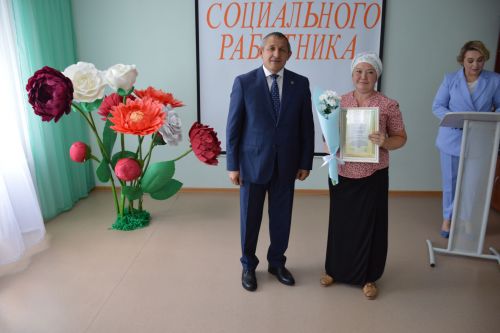 Глава Лаишевского района поздравил сотрудников «Комплексного центра социального обслуживания  населения «Золотая осень»