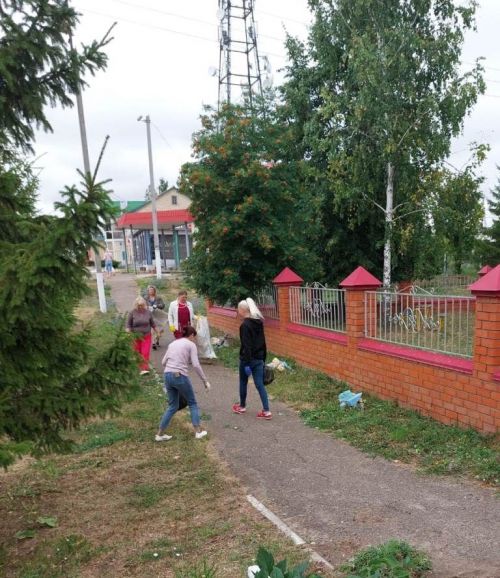 На субботник вышел детсад «Счастливый малыш»