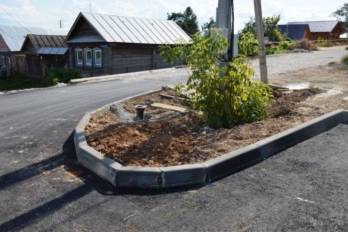 На крыше беседки нового сквера в Лаишево положили черновую обшивку