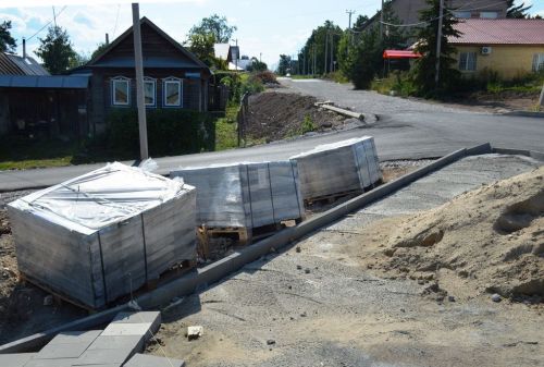 На крыше беседки нового сквера в Лаишево положили черновую обшивку