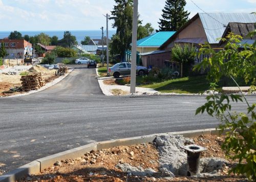 На крыше беседки нового сквера в Лаишево положили черновую обшивку